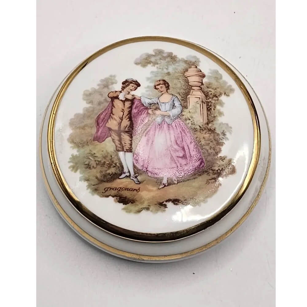Round decorative item with a vintage-style illustration of a couple on a white background