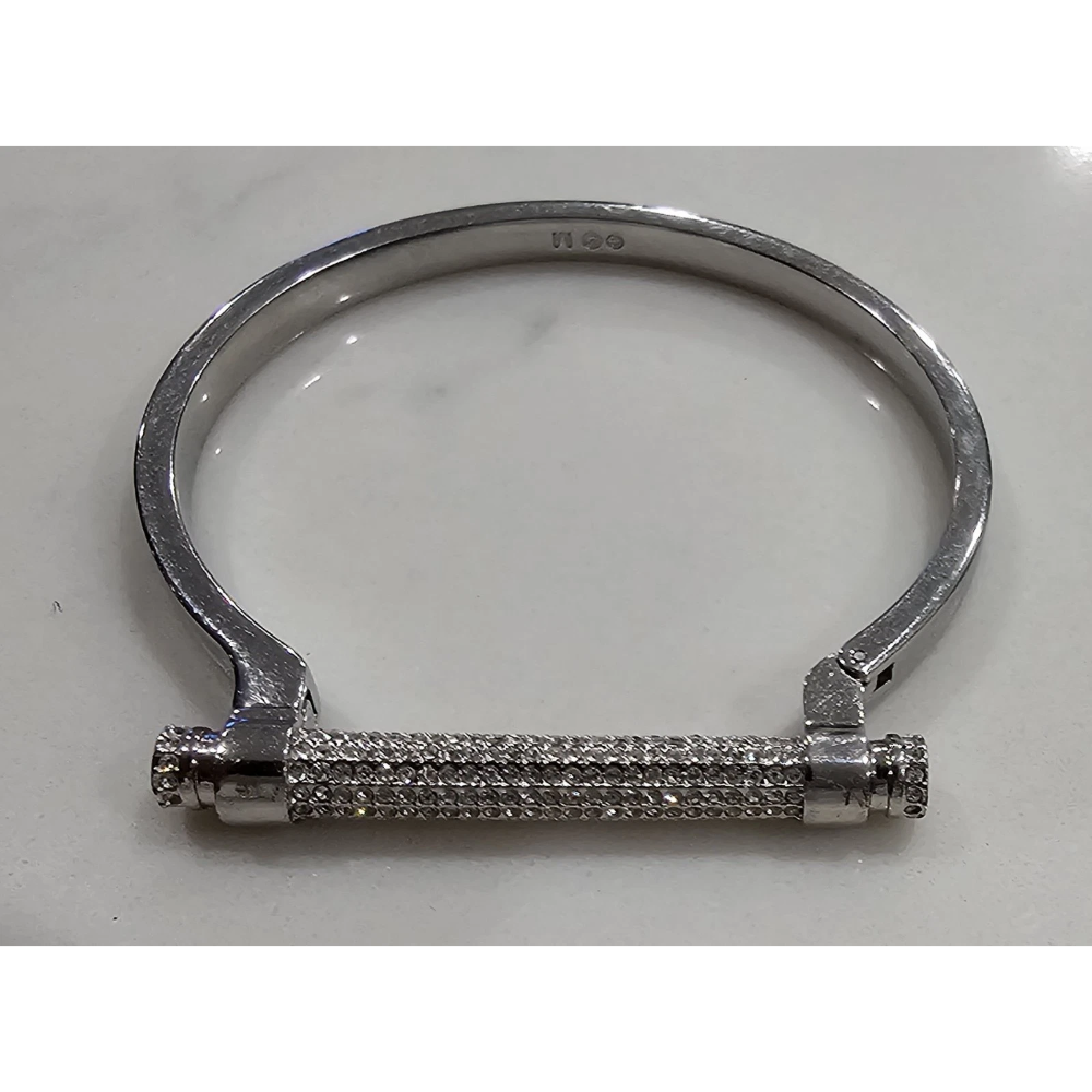 Silver U-shaped clasp with textured bar