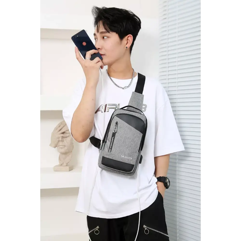 Person wearing a gray crossbody bag