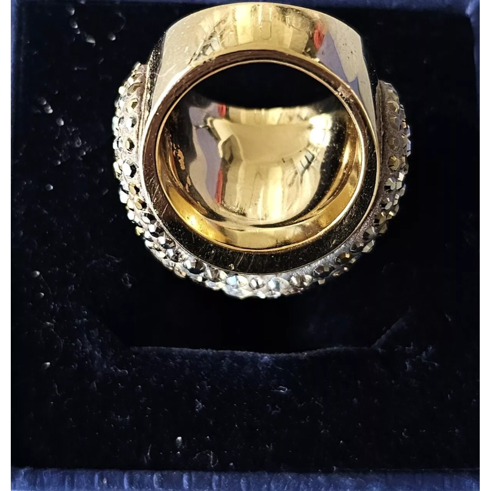 Gold ring with a decorative band