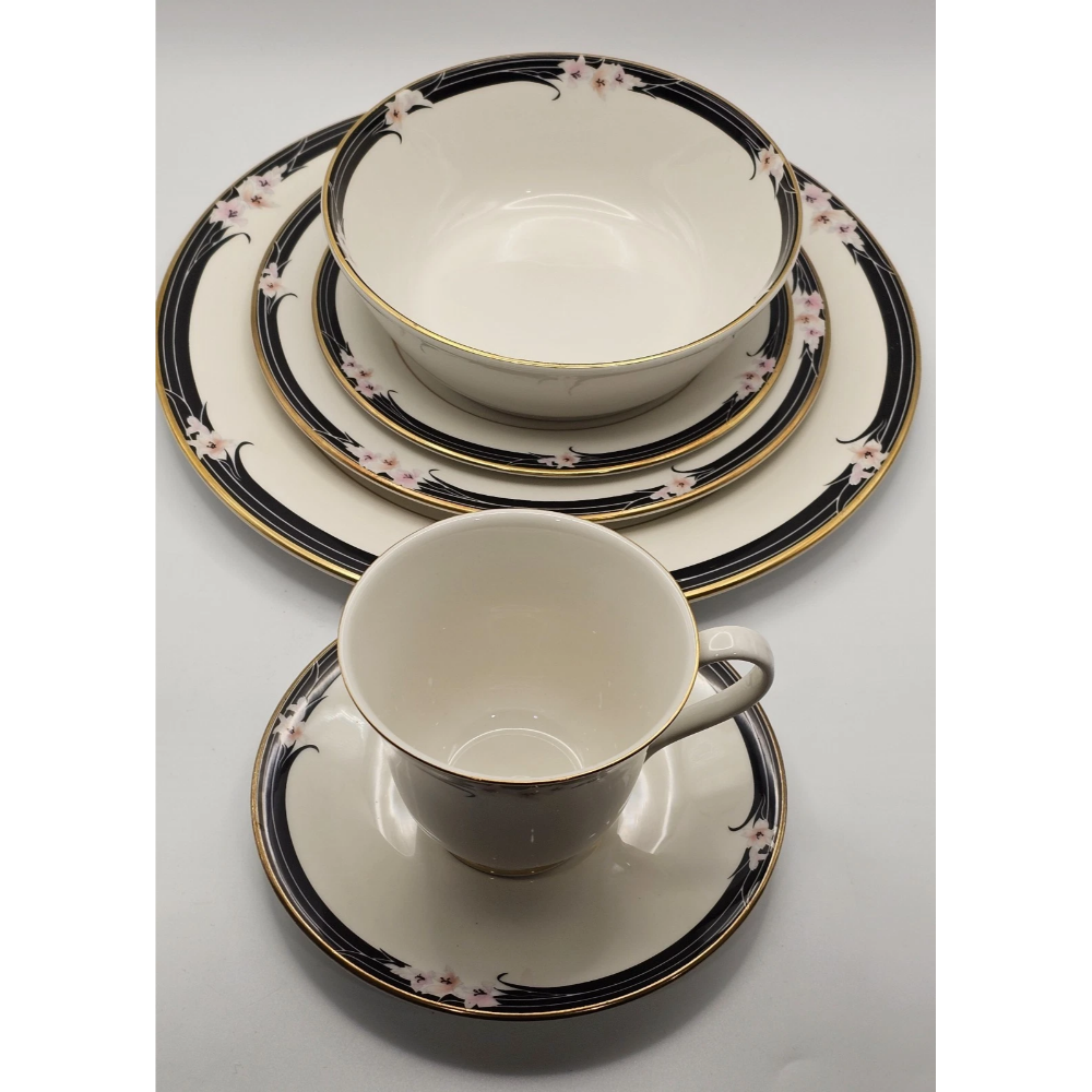 Set of ceramic dinnerware