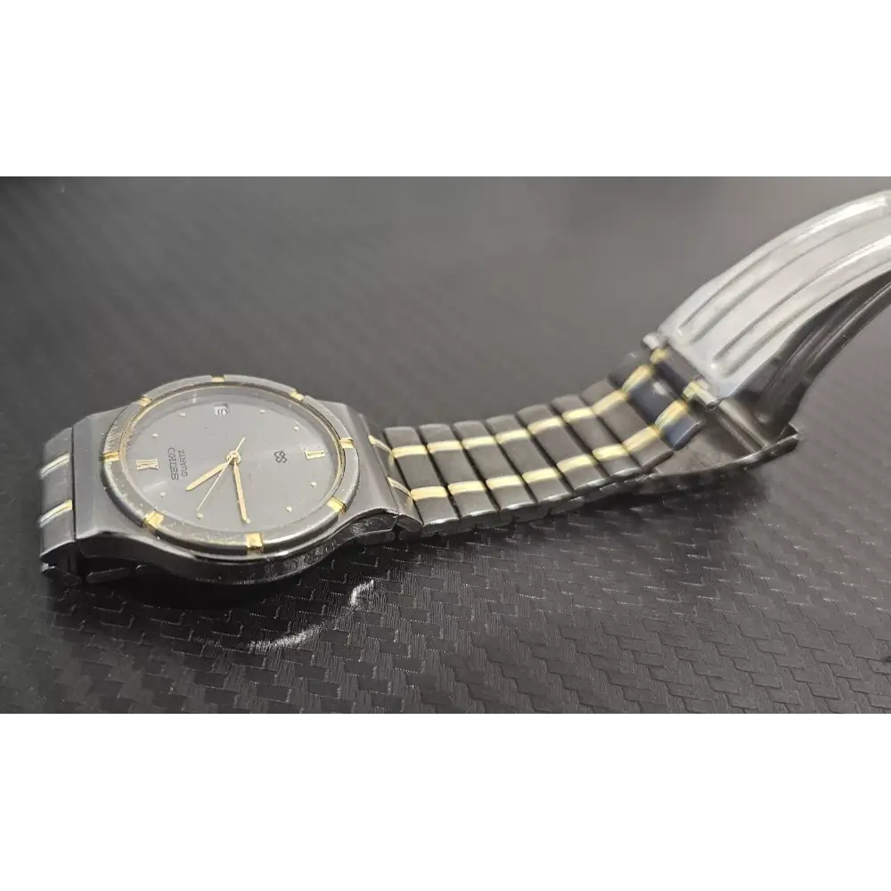 Wristwatch with a unique band design