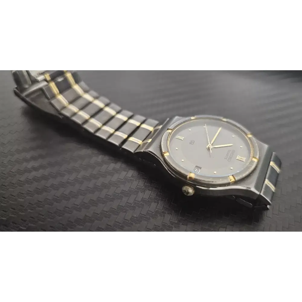 Wristwatch with a metallic band