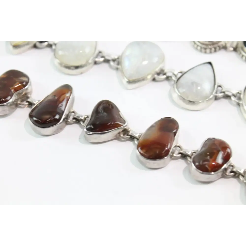 Bracelet with heart-shaped brown