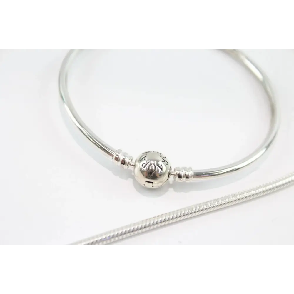 Silver bracelet with a round clasp