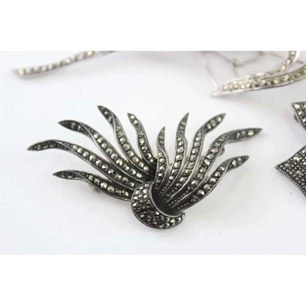 Decorative brooch with fan-like design