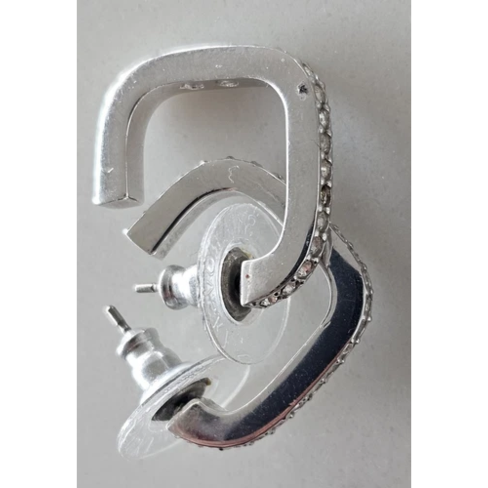 Metallic earring with a unique design
