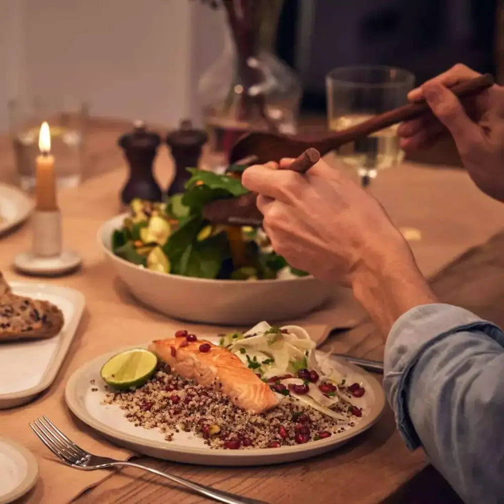 Person eating a meal whit Urban Dining Plate