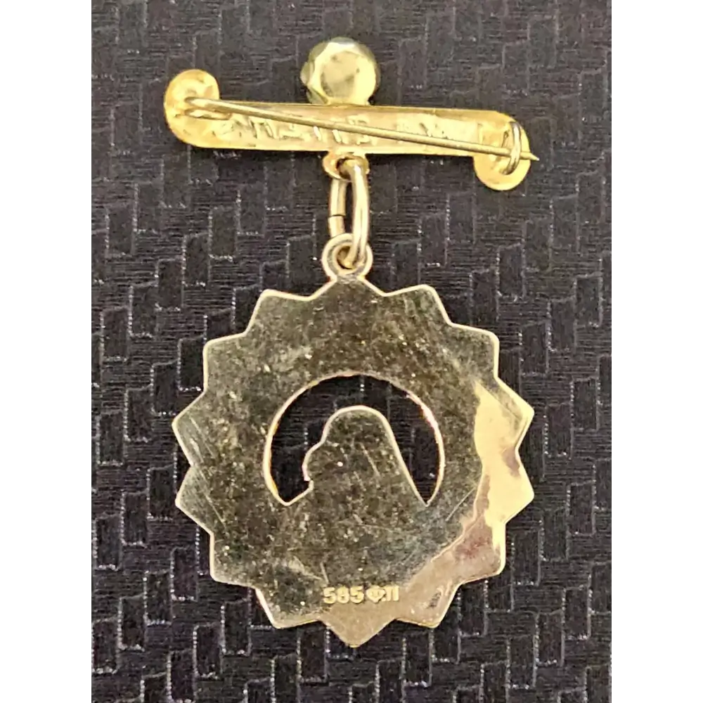 Gold brooch with a unique design