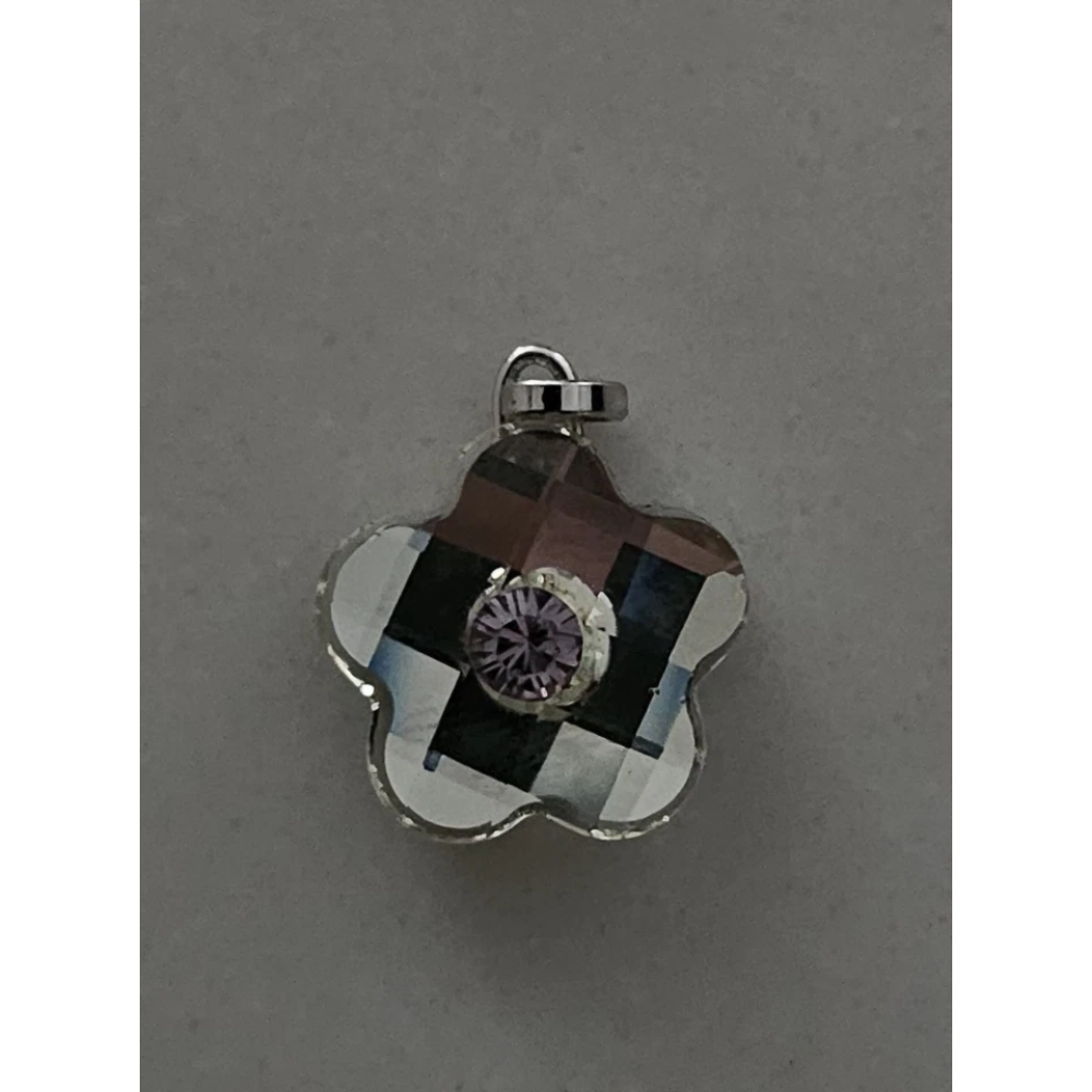 Floral-shaped pendant