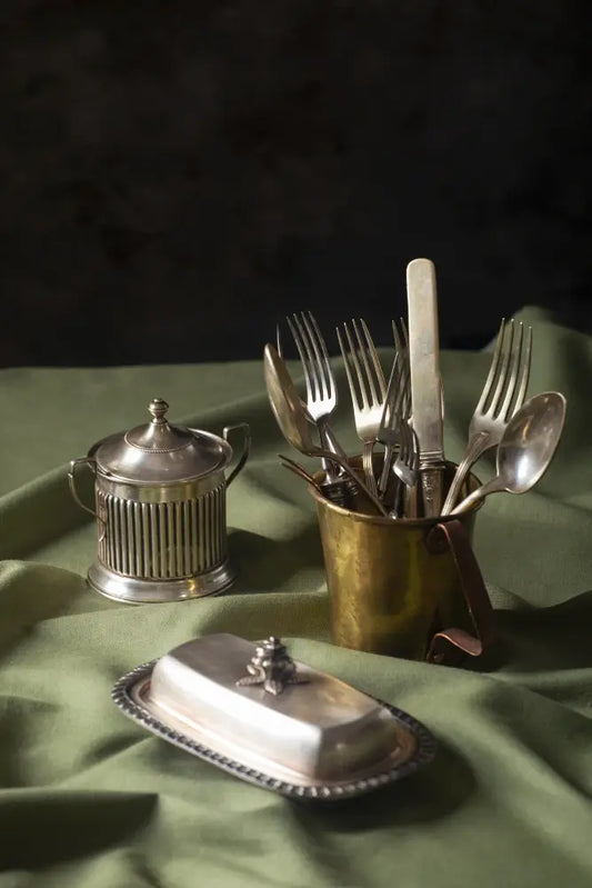 Comparison of Antique vs Vintage tableware styles at KoalaeHub