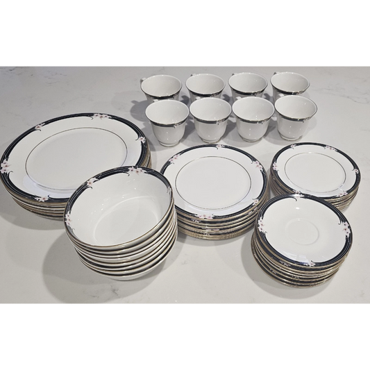 Set of ceramic dinnerware with black rim design 