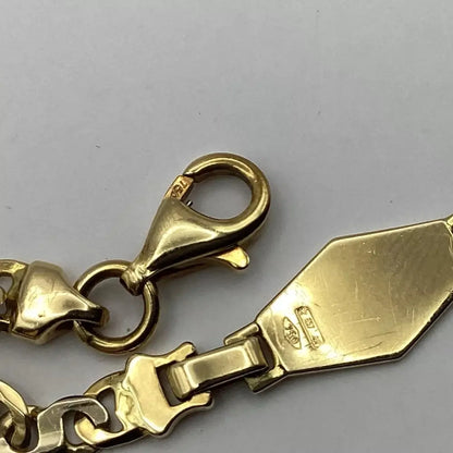 Close-up of a gold chain 