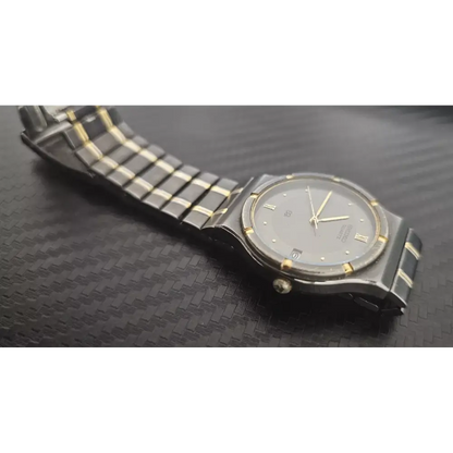 Wristwatch with a metallic band 