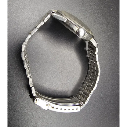 Metallic watch case with mesh band