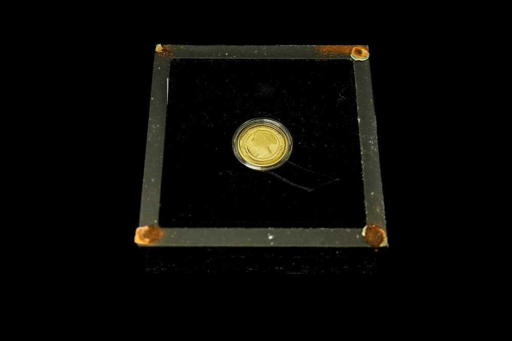 Queen Victoria 200th Anniversary 1/4 oz 0.999 gold coin in protective capsule
