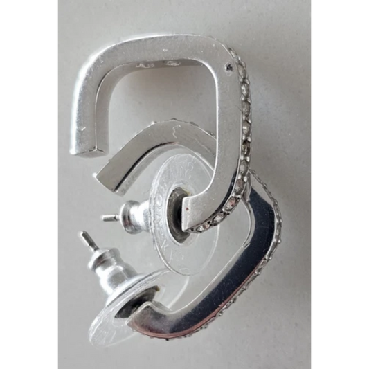 Metallic earring with a unique design