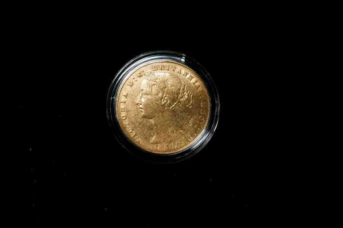 1870 Sydney Mint Type II gold sovereign reverse – crown, wreath and AUSTRALIA | Koalaehub
