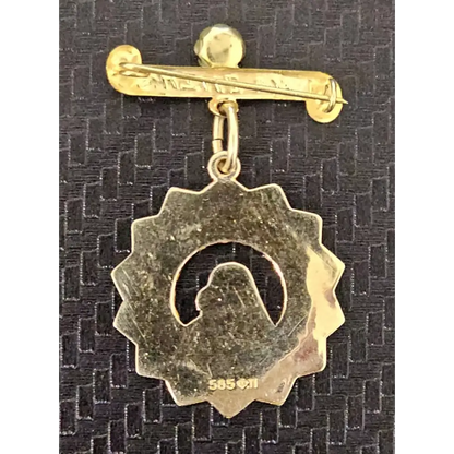 Gold brooch with a unique design